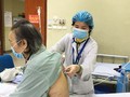 Bác sĩ thăm khám cho bệnh nhân tại Bệnh viện Hữu Nghị. Ảnh: BVCC