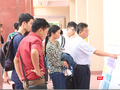 Phụ huynh học sinh xem thông tin tuyển sinh. Ảnh: Minh Thúy
