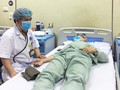 Bác sĩ thăm khám cho bệnh nhân tại Bệnh viện Hữu Nghị. Ảnh: BVCC