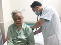 Bác sĩ chăm sóc cho bệnh nhân bị rối loạn nhịp tim. Ảnh: BVHN