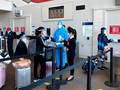 Người dân xếp hàng chờ lên máy bay (Ảnh - BYT)