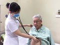 Bác sĩ thăm khám cho bệnh nhân tại Bệnh viện. Ảnh: BVCC