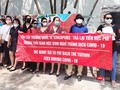 Phụ huynh đứng giữa trưa nóng đòi Trường Quốc tế Singapore trả tiền học phí. Ảnh: Minh Thúy