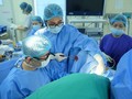 Các bác sĩ phẫu thuật cho bé gái. Ảnh: BVCC
