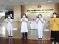 Bệnh nhân 264 (áo đen) và bệnh nhân 270 (áo vàng) mắc COVID-19 cùng các bác sĩ vui mừng trong ngày được công bố khỏi bệnh. Ảnh: Minh Thúy