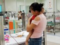 Cha mẹ chăm sóc cho trẻ tại bệnh viện. Ảnh: Minh Thúy 