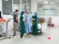 Bệnh nhân 19 được các bác sĩ dìu để tập đi lại ình thường. Ảnh: Minh Thúy