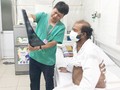 Bác sĩ giải thích tình hình cho bệnh nhân K.V.,53 tuổi, quốc tịch Sri Lanka. Ảnh: Bệnh viện Hữu nghị Việt Đức