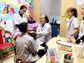 PGS. TS. Nguyễn Tiến Dũng thăm khám cho bệnh nhi. Ảnh: Thanh Hằng 