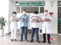 2 bệnh nhân mắc COVID-19 được công bố khỏi bệnh tại Bệnh viện Nhiệt đới Trung ương trong chiều nay (10/6). Ảnh: Minh Thúy 