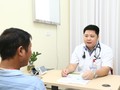 Bác sĩ tại Bệnh viện Hữu nghị Việt Đức khám bệnh cho bệnh nhân. (Ảnh: Bệnh viện Hữu nghị Việt Đức)