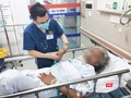 Bác sĩ thăm khám cho bệnh nhân bị đột quỵ đang điều trị tại Khoa Cấp cứu A9, Bệnh viện Bạch Mai. Ảnh: Minh Thúy