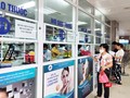 Bệnh nhân chờ lấy thuốc tại Bệnh viện Da liễu Trung ương. (Ảnh: Minh Thúy)