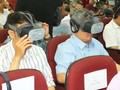 Bác sĩ sử dụng kính thực tế áo để trải nghiệm quá trình phẫu thuật lồng ngực (Ảnh: Hải Yến)
