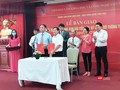 Đại diện Viện Công nghệ Sinh học, Viện Hàn lâm Khoa học Xã hội Việt Nam bàn giao kết quả giám định ADN hài cốt liệt sĩ chưa rõ thông tin cho Bộ Lao động Thương binh và Xã hội (Ảnh: Minh Thúy) 
