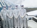 2 bác sĩ cùng 2 điều dưỡng trên chuyến bay chở công dân từ Guinea Xích đạo về nước (Ảnh: Đặng Thanh) 