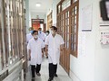 PGS.TS. Lương Ngọc Khuê - Cục trưởng Cục Quản lý Khám, chữa bệnh, Bộ Y tế trực tiếp kiểm tra công tác cách ly, điều trị cho bệnh nhân mắc COVID-19 tại Bệnh viện Đa khoa tỉnh Thái Bình. (Ảnh: Lê Hảo)
