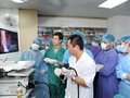 BS. Chu Nhật Minh - Trưởng khoa Nội soi Tiêu hóa, Bệnh viện Hữu nghị Việt Đức nội soi cho bệnh nhân (Ảnh: Bệnh viện Hữu nghị Việt Đức)