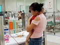 Cha mẹ chăm sóc cho trẻ tại bệnh viện. Ảnh: Minh Thúy
