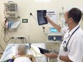PGS.TS. Đỗ Duy Cường - Giám đốc Trung tâm Bệnh Nhiệt đới, Bệnh viện Bạch Mai - khám bệnh cho bệnh nhân (Ảnh: BVCC)