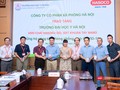 GS. TS. Tạ Thành Văn – Hiệu trưởng Trường Đại học Y Hà Nội cùng các cán bộ tiếp nhận 4.500 chai nước sát khuẩn tay phòng, chống dịch COVID-19 (Ảnh: Văn Trọng)