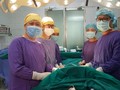 Các bác sĩ phẫu thuật loại bỏ dị vật cho bệnh nhân (Ảnh: BVCC) 