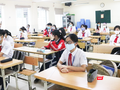 Học sinh đeo khẩu trang đầy đủ trong lớp học (Ảnh - Minh Thuý)