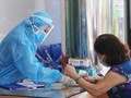 Người dân được hướng dẫn khai báo y tế (Ảnh - BYT)