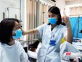Bác sĩ kiểm tra thị lực cho cô gái 27 tuổi (Ảnh: Minh Thúy)