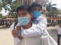 Đôi bạn thân 10 năm cõng nhau đi học (Ảnh: T.T)