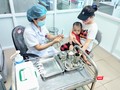 Bác sĩ tiêm vaccine cho trẻ (Ảnh: Minh Thúy)