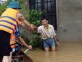 Cứu trợ gia đình người dân bị ngập sâu (Ảnh: Hoàng Triều - nguồn: baothuathienhue.vn)