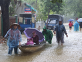 Người dân ở Huế di chuyển trong bão lũ (Ảnh: baothuathienhue.vn) 