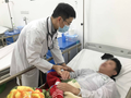 Bác sĩ chăm sóc bệnh nhân (Ảnh: BVCC)