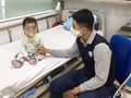 Một trẻ bị cúm được gia đình chăm sóc ở Bệnh viện Nhi Trung ương (Ảnh: BVCC) 