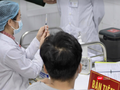 Tình nguyện viên chuẩn bị được tiêm vaccine phòng COVID-19 (Ảnh - Minh Thuý)