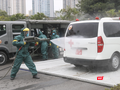 Nhân viên y tế phun khử khuẩn xe cấp cứu (Ảnh - Minh Thuý)