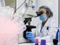 Nhân viên y tế làm việc trong phòng nghiên cứu (Ảnh: TASS) 