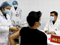 1 trong 3 người đầu tiên tiêm vaccine phòng COVID-19 mũi thứ 2 liều 25mcg (Ảnh: Minh Thuý)