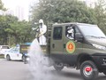 Nhân viên y tế phun khử khuẩn phòng COVID-19 (Ảnh - Minh Thuý)