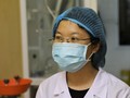 Chị Huyên làm việc tại phòng PCR đã 9 đêm không ngủ, còn chồng chị công tác 3 tháng nay chưa về nhà.(Ảnh Kim Dung – Trung Sơn)