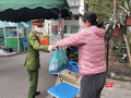 Người dân gửi đồ ăn cho người thân ở bên trong khu chung cư bị phong toả (Ảnh - Minh Thuý)
