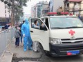 Xe cấp cứu dừng trước cổng chung cư Garden Hill (Ảnh: Minh Thuý)