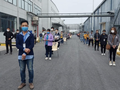 Công nhân chờ lấy mẫu xét nghiệm COVID-19 ở Hải Dương (Ảnh - BYT)