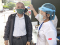 Kiểm tra nhiệt độ cho người dân trước khi vào bệnh viện (Ảnh - Minh Thuý)