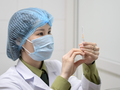 Nhân viên y tế chuẩn bị tiêm vaccine phòng COVID-19 (Ảnh - Hoàng Anh)