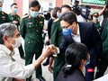 Phó Thủ tướng Vũ Đức Đam động viên, thăm hỏi tình nguyện viên tiêm thử nghiệm vaccine phòng COVID-19 (Ảnh - Hoàng Anh)
