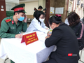 Người dân khai báo y tế, khám sàng lọc (Ảnh - Minh Thuý)