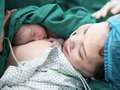 Giọt nước mắt hạnh phúc của chị H. khi ôm con trong tay (Ảnh - BVCC)