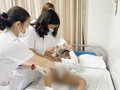 Các bác sĩ chăm sóc vết thương cho bé (Ảnh - BVCC)